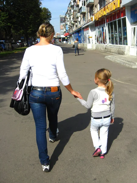 Mamma med dotter går på staden — Stockfoto