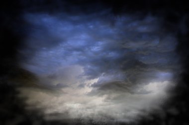 çok karanlık bulutlar