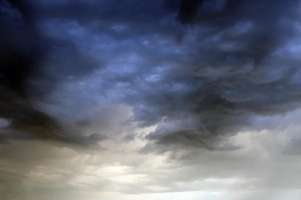 Sehr dunkle Wolken — Stockfoto