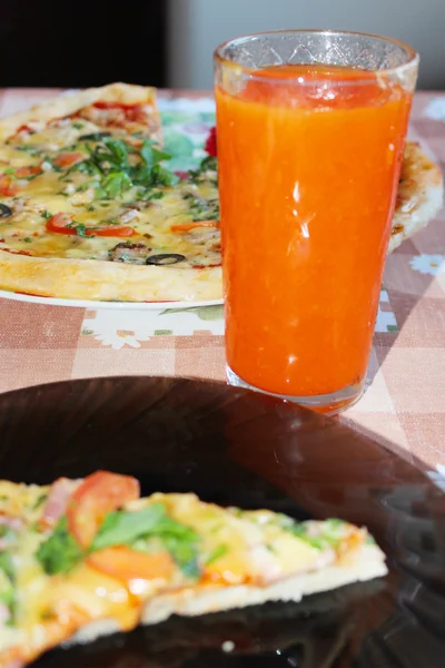 Pizza med tomatjuice — Stockfoto