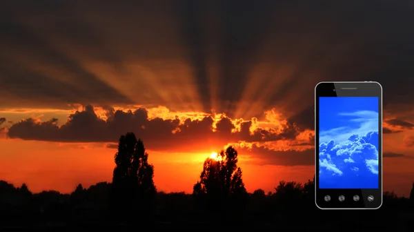 Belo pôr do sol de verão com céu escuro e sol — Fotografia de Stock