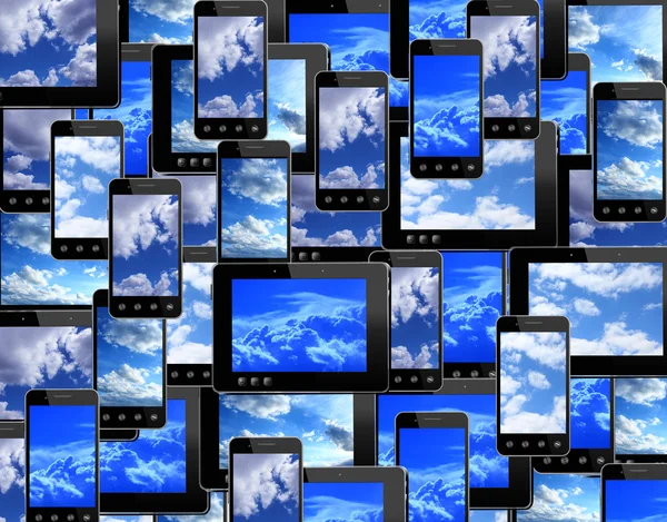 Смартфоны и планшеты с изображением голубого неба — стоковое фото