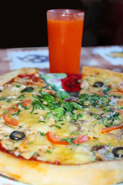 Pizza com suco de tomate — Fotografia de Stock