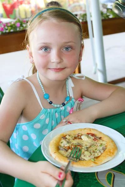 Meisje dat pizza eet — Stockfoto