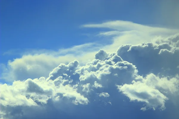 美しいブルーの積雲の雲のある風景します。 — ストック写真