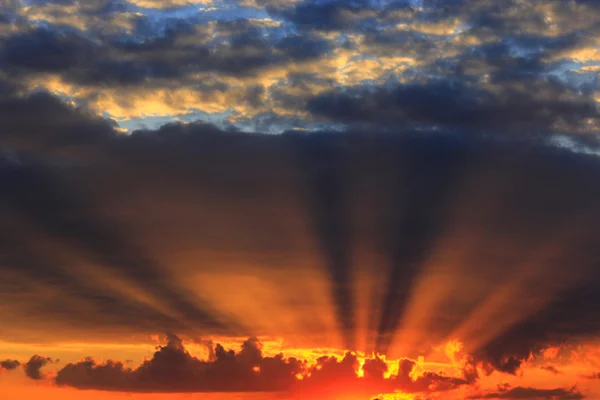 Nyári naplementében a sötét ég és a nap — Stock Fotó