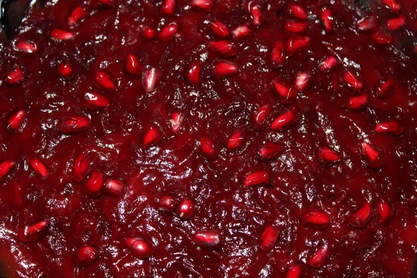 Salada de verduras e coberta de sementes de romã — Fotografia de Stock