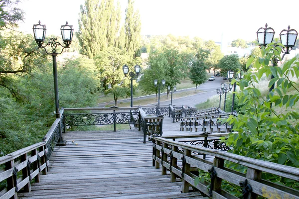 Escadas de madeira no parque da cidade — Fotografia de Stock