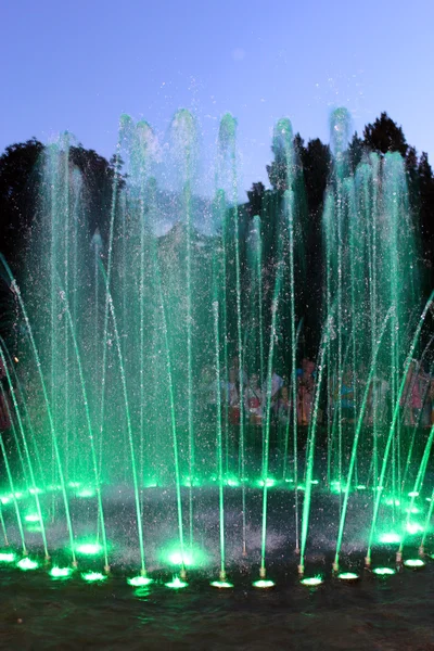 Kolorowe fontanny w parku miejskim — Zdjęcie stockowe