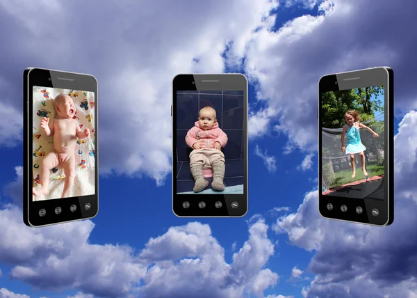 Mobiltelefoner med olika stadier av barndomen — Stockfoto