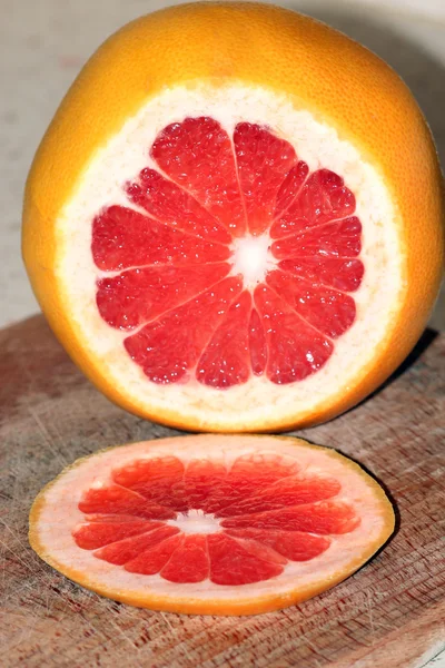 Вирізати грейпфрут — стокове фото