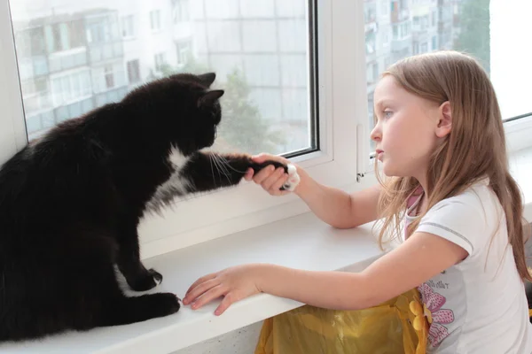 Menina associa-se com gato preto — Fotografia de Stock