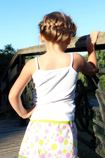 Pequena menina da moda com belo coiffure moderno — Fotografia de Stock