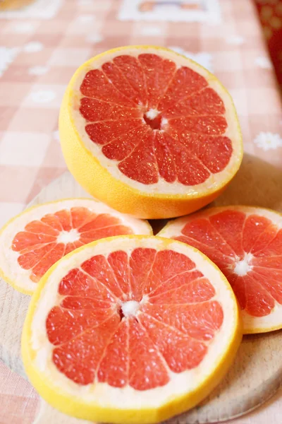 Fresh sliced grapefruit on the table — Stock Photo, Image