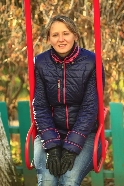 Modern woman goes for a drive on the swing — Stock Photo, Image