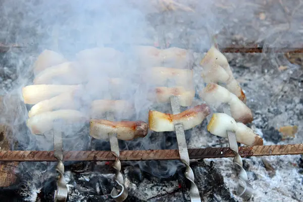 Gebratene Schmalzstücke auf dem Feuer — Stockfoto