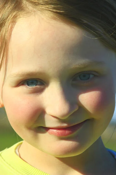 Retrato de niña con cara bonita —  Fotos de Stock