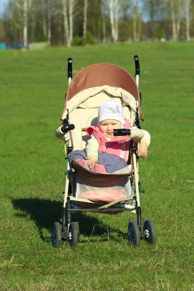 Piccolo bambino sorridente nel perambulatore — Foto Stock