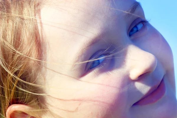 Retrato de niña entrecerrando los ojos con buena cara —  Fotos de Stock