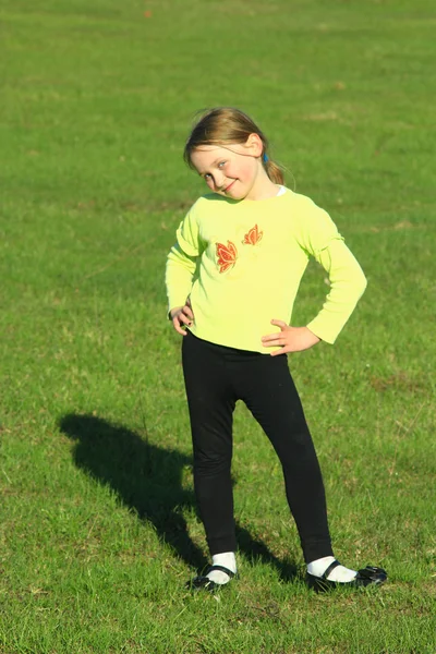 Petite fille debout à la position majestueuse — Photo