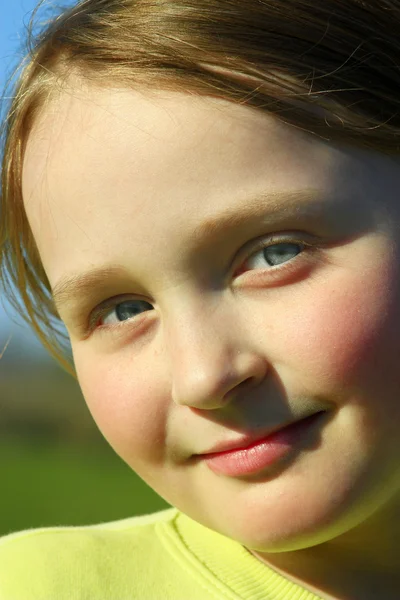 Portret van mooi meisje met blauwe ogen — Stockfoto