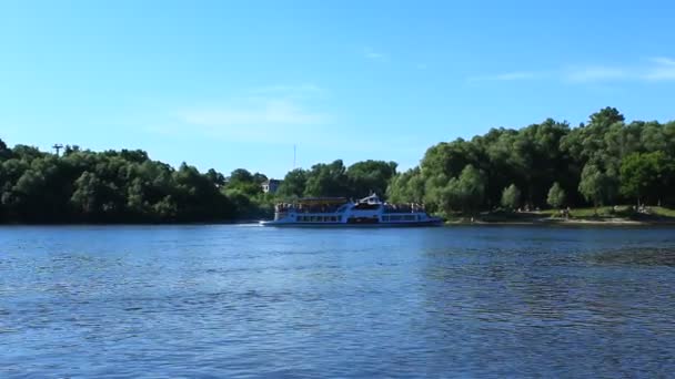 川沿いのプロムナード船 — ストック動画