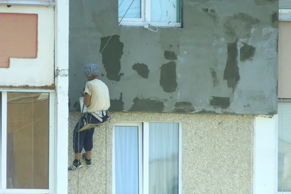 Spécialiste s'occupant du réchauffement du bâtiment à plusieurs étages — Photo