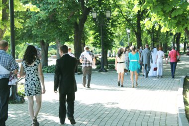 insanlar büyük ağaçları ile parkta dinlen
