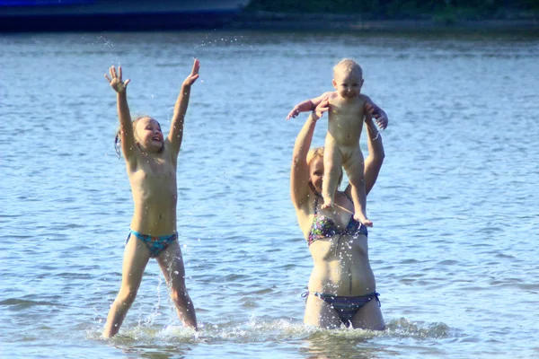 Mère jouant avec ses filles à la rivière — Photo