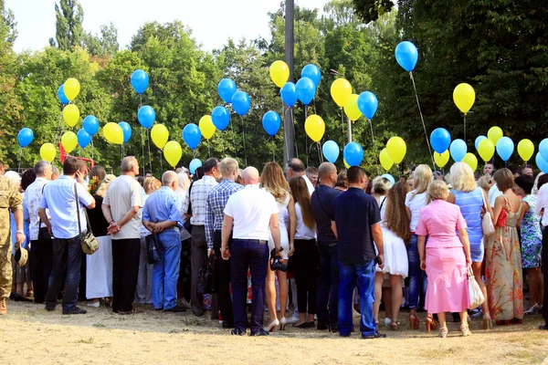 Bambini e i loro genitori con palloncini in vacanza — Foto Stock