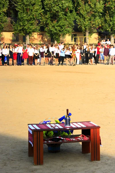 Festliche Schlange in der Schule am 1. September — Stockfoto