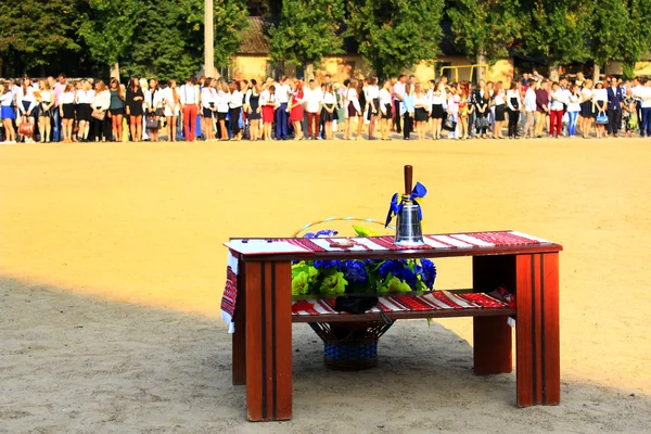 Campanello a mano festivo sul tavolo durante la vacanza della prima campana — Foto Stock