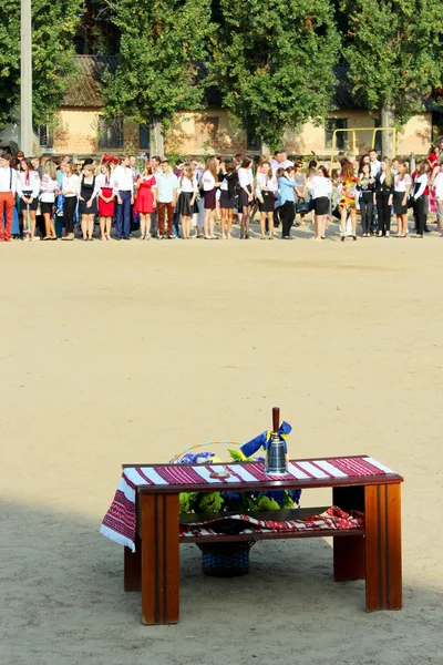 Campanello a mano festivo sul tavolo durante la vacanza della prima campana — Foto Stock