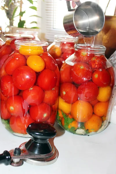 Tomaten in de potten bereid voor behoud — Stockfoto