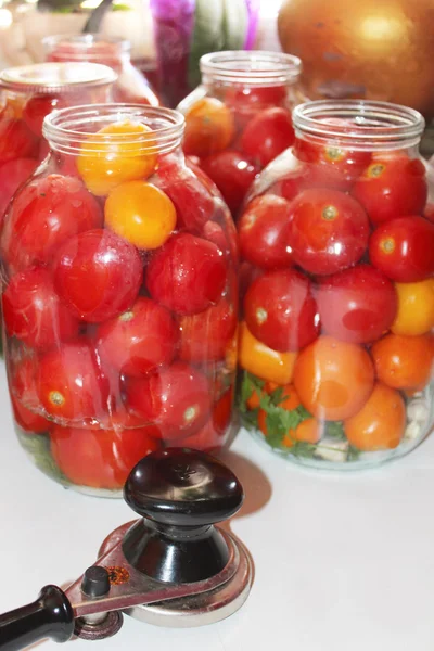 Tomater i burkar för bevarande — Stockfoto