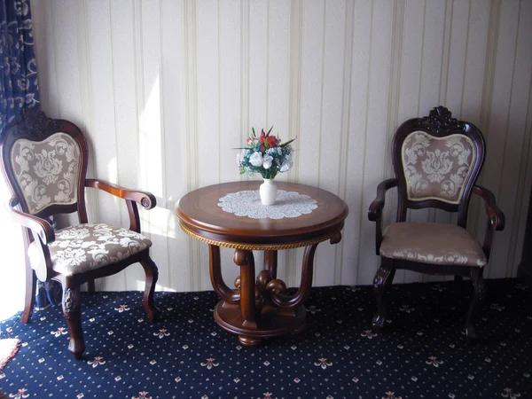 Chambre confortable dans un style de luxe avec chaises et table — Photo