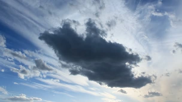 Nuvem escura no céu azul — Vídeo de Stock