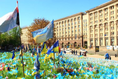 Kyiv-Ukrayna. 12 Nisan 2024: Kyiv 'deki Meydan Nezalezhnosti' de ölen Ukraynalı askerlerin anısına. Rusya-Ukrayna savaşında ölen askerlerin anısına Ukrayna 'nın ana caddesinde küçük bayraklar.