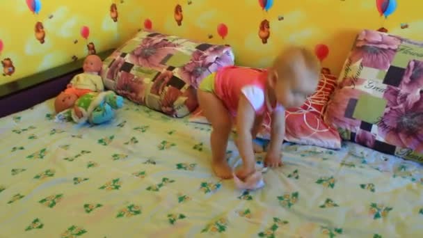 Baby speelt met haar poppen in de kamer — Stockvideo