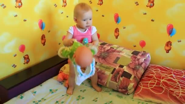 Baby spielt mit ihren Puppen im Zimmer — Stockvideo