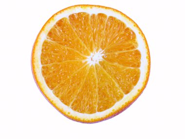 Beyaz arka planda izole edilmiş turuncu bir kesiğin fotoğrafı. Beyaza izole edilmiş taze portakal dilimi. Citrus, tatlı meyveler, enine kesit..