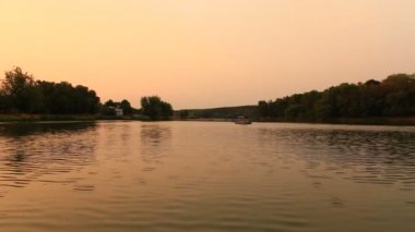 Yaz, yatay, beyaz bulutlar ve nehir akşam