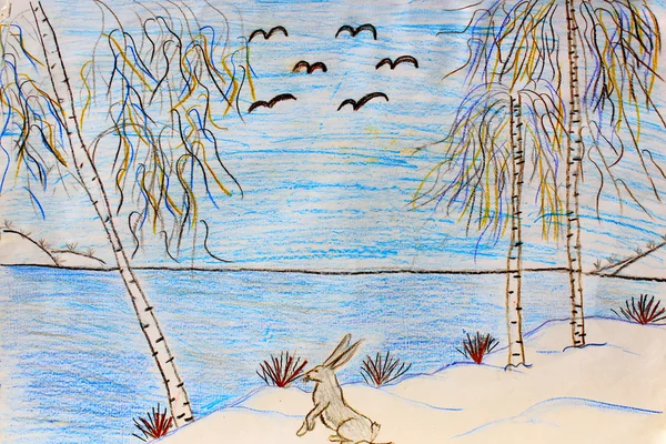 Детский рисунок зимнего зайца на берегу реки — стоковое фото