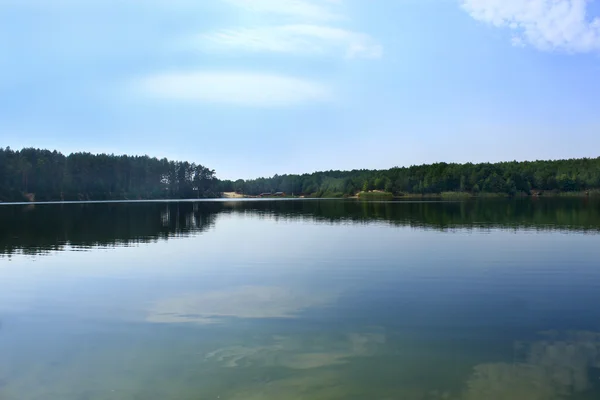 Gran lago en el bosque —  Fotos de Stock