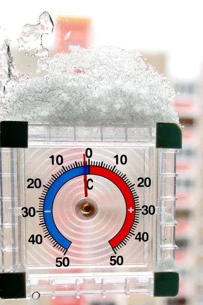 Thermometer mit Schneeschicht zeigt zwei Grad — Stockfoto