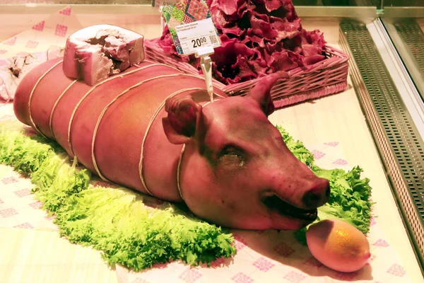 Вареная свинья продается в продуктовом магазине — стоковое фото