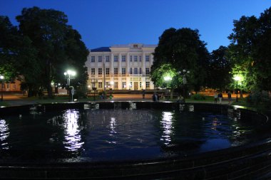 Parlak fener ile şehre gece görünümü