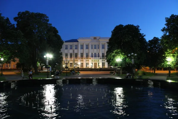 Natt staden med ljusa lyktor i mörkret — Stockfoto