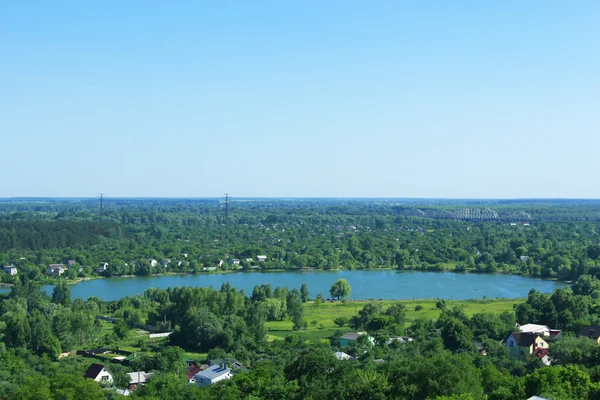 Вид на загородные дома на живописном озере — стоковое фото