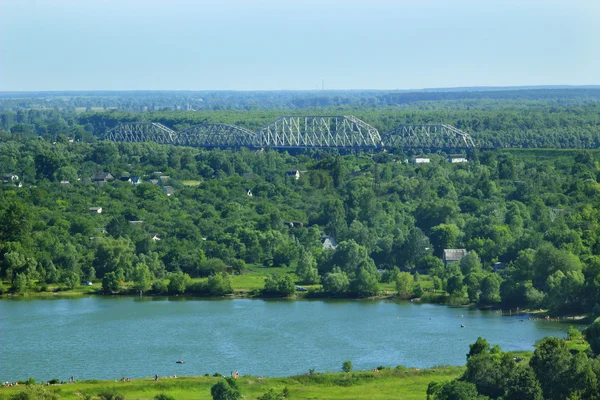 Вид на загородные дома на живописном озере — стоковое фото